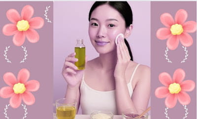 जापानी महिला त्वचा पर चावल का पानी, ग्रीन टी, अज़ुकी बीन स्क्रब लगाती हुई।