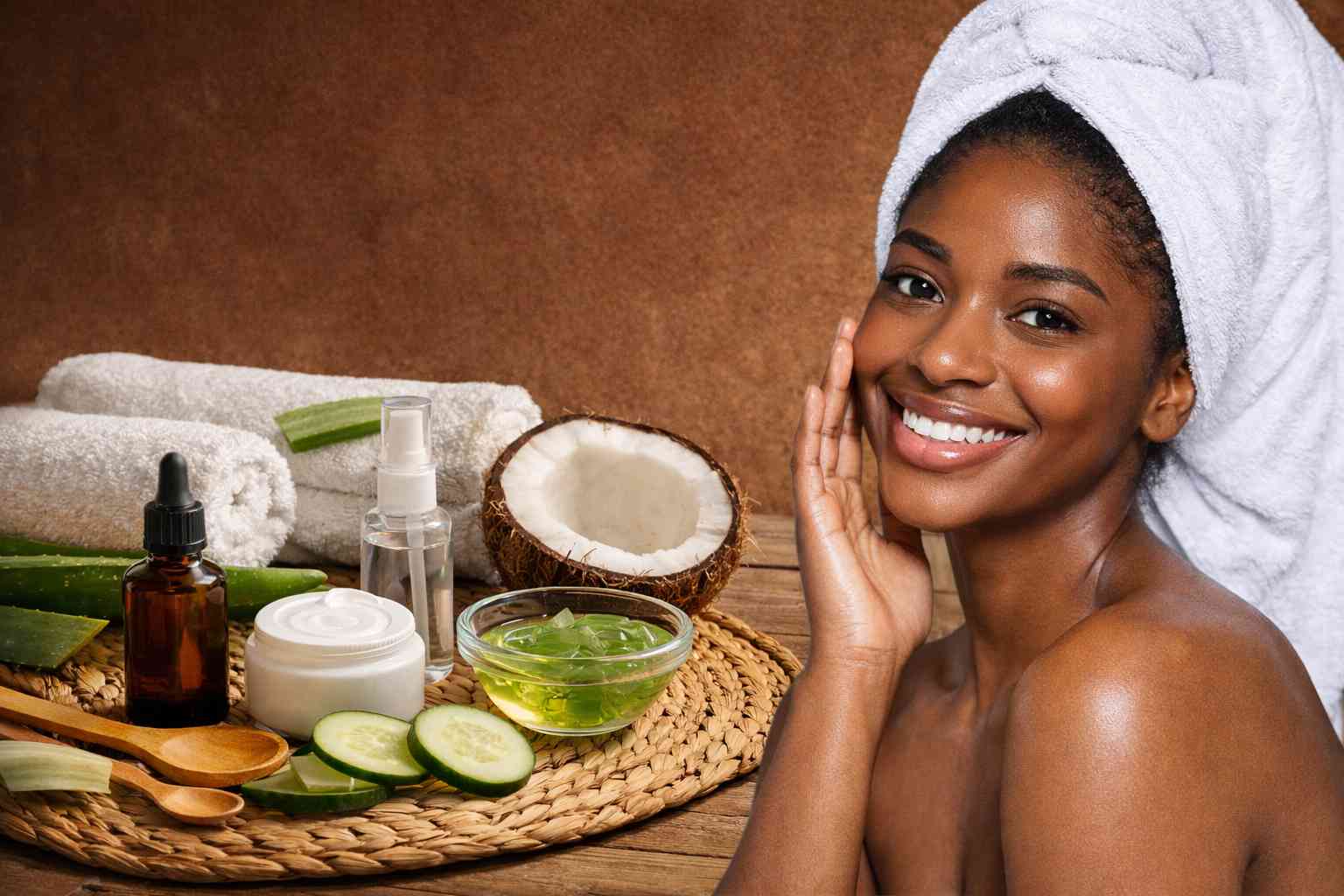 डार्क स्किन के लिए घरेलू और बजट स्किनकेयर उपाय दिखाती हुई महिला